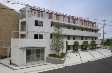 物件外観写真1　(鉄筋コンクリート造のがっちりとした建物。)