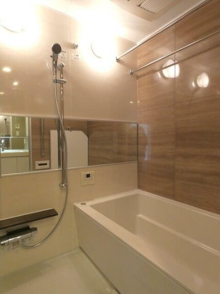 物件内観写真6　(追い焚き機能、浴室乾燥機付きバス。)