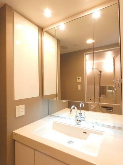 物件内観写真8　(嬉しい独立洗面台付き。)