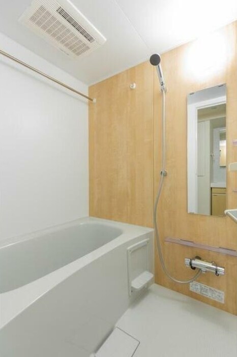 物件内観写真5　(浴室乾燥機付きバス。)