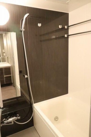 物件内観写真6　(追い焚き機能、浴室乾燥機付きバス。)