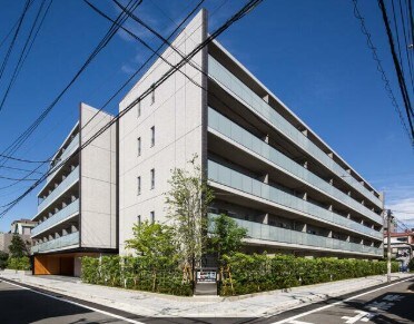 物件外観写真1　(鉄筋コンクリート造のがっちりとした建物。)