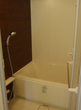 物件内観写真5　(追い焚き機能、浴室乾燥機付きバス。)