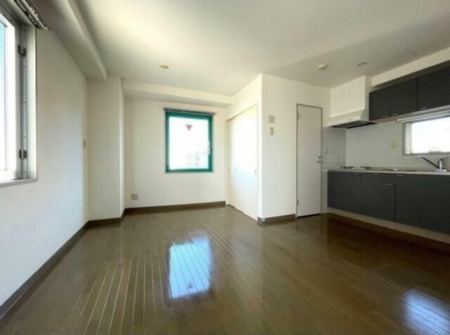 物件内観写真2　(10帖の洋室。)