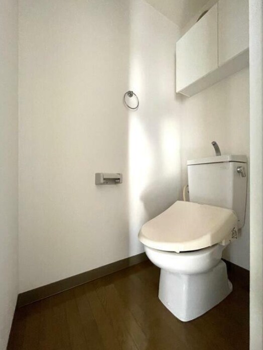 物件内観写真5　(温水洗浄便座。)