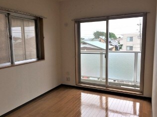 物件内観写真2　(明るい洋室！)