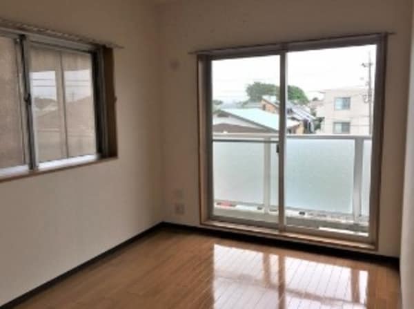 居室(明るい洋室！)