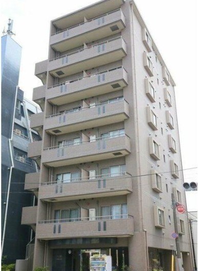 物件外観写真1　(鉄筋コンクリート造のがっちりとした建物。)