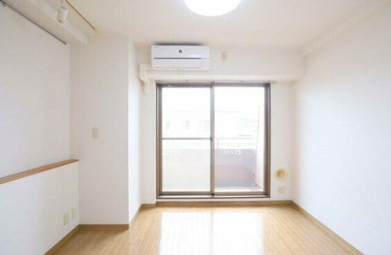 物件内観写真3　(明るい洋室！)