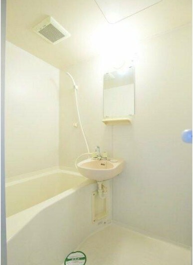 物件内観写真5　(追い焚き機能付きバス。)