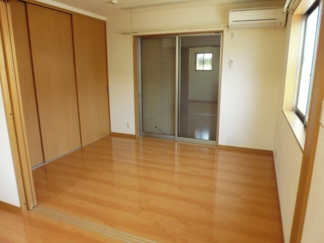 物件内観写真3　(6.3帖の洋室。)