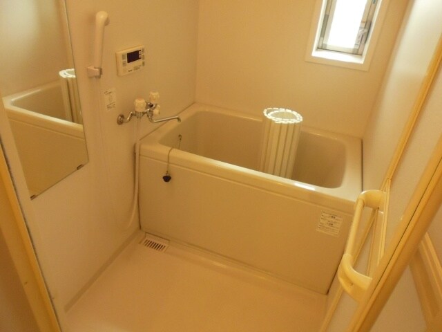 物件内観写真7　(追い焚き機能付きバス。)