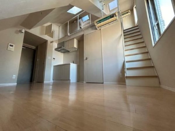 居室(明るい洋室。)