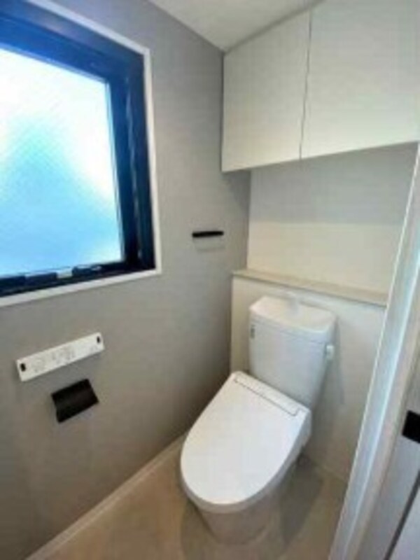 トイレ(温水洗浄便座。トイレに窓。)