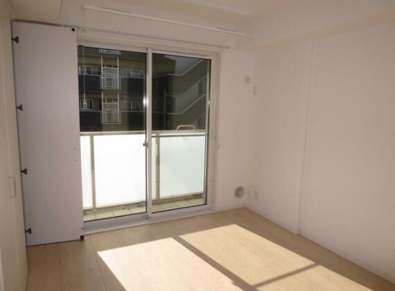 物件内観写真2　(6.1帖のきれいな洋室。)