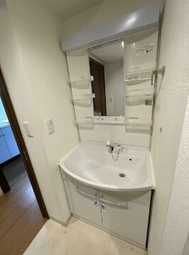 物件内観写真8　(嬉しい独立洗面台付き。)