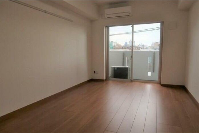 物件内観写真2　(8.2帖のきれいな洋室。)