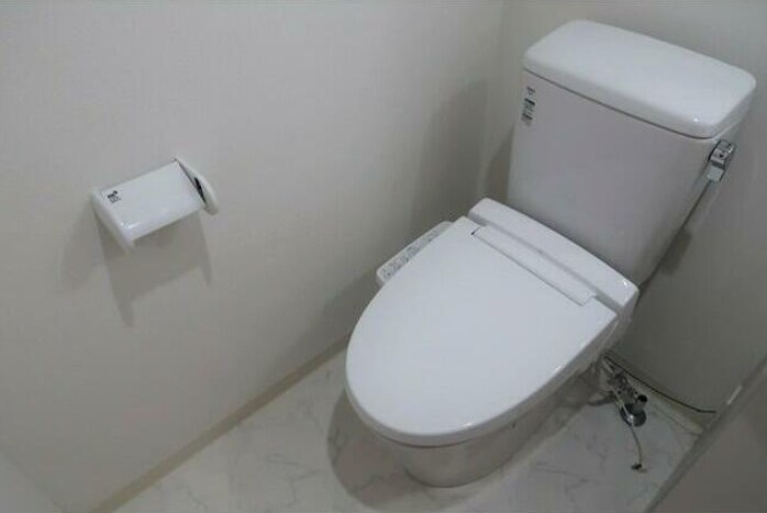 物件内観写真5　(温水洗浄便座。)