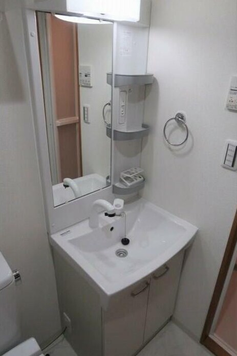 物件内観写真6　(嬉しい独立洗面台付き。)