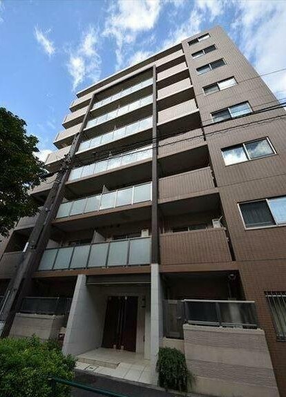 物件外観写真1　(鉄筋コンクリート造のがっちりとした建物。)