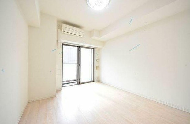 物件内観写真3　(6.7帖のきれいな洋室。)