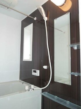 物件内観写真5　(追い焚き機能、浴室乾燥機付きバス。)