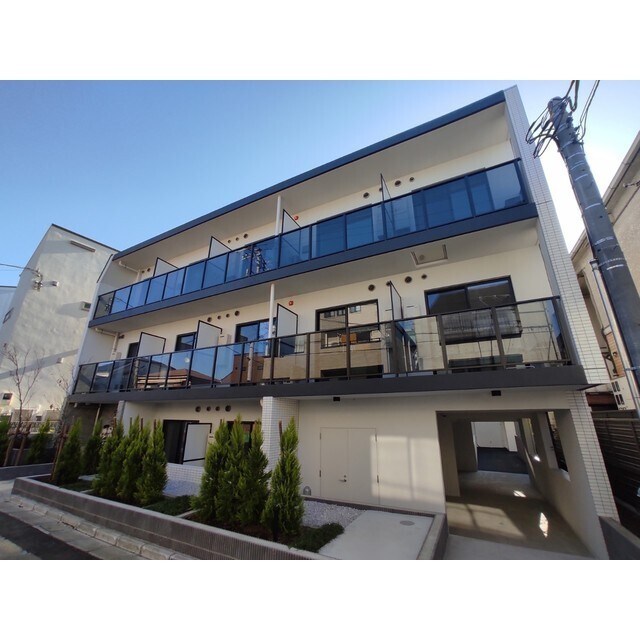 物件外観写真1　(鉄筋コンクリート造のがっちりとした建物。)