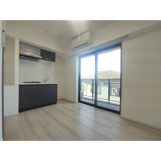 物件内観写真4　(6.2帖のきれいな洋室。)