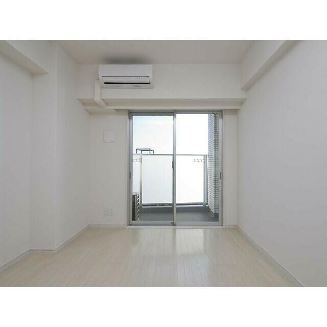 物件内観写真2　(6.0帖のきれいな洋室。)