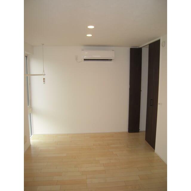 物件内観写真2　(明るい洋室！)