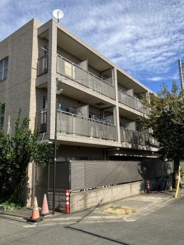 物件外観写真1　(鉄筋コンクリート造のがっちりとした建物。)