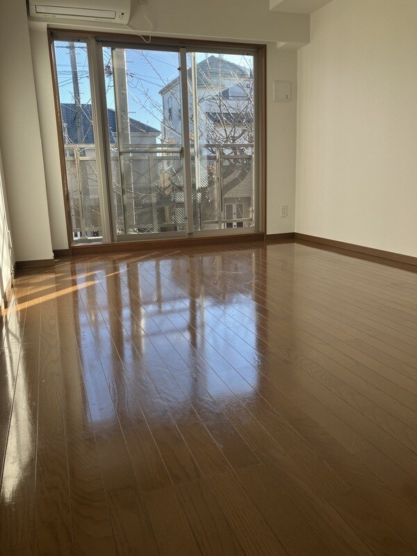 物件内観写真2　(8.6帖のきれいな洋室。)