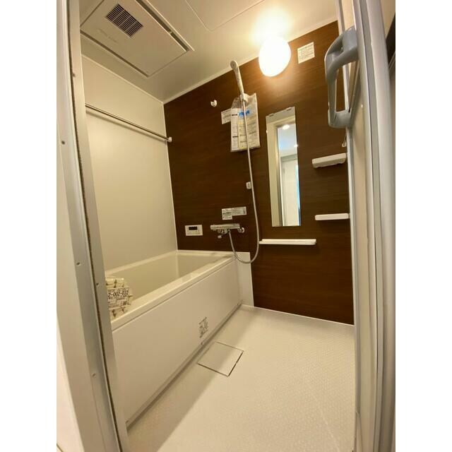 物件内観写真4　(浴室乾燥機付きバス。)