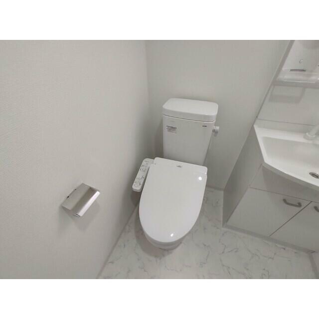 物件内観写真5　(温水洗浄便座。)