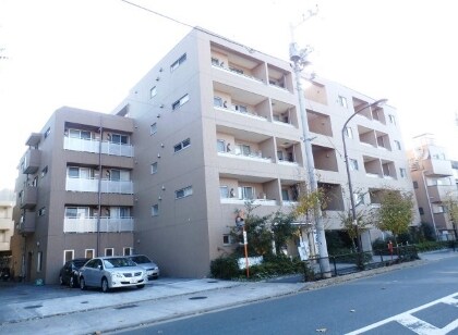 物件外観写真1　(鉄筋コンクリート造のがっちりとした建物。)