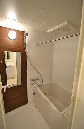 物件内観写真4　(追い焚き機能、浴室乾燥機付きバス。)
