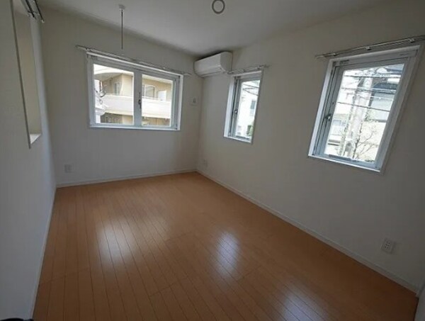 寝室(きれいなフローリング。)