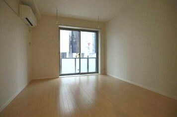 物件内観写真3　(8.3帖の洋室。)