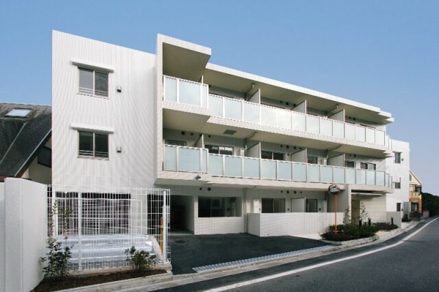 物件外観写真1　(鉄筋コンクリート造のがっちりとした造り。)