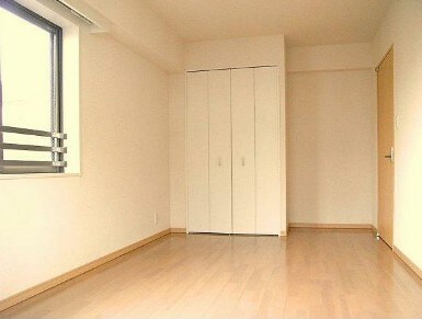 物件内観写真8　(綺麗なフローリング。)