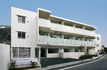 物件外観写真1　(鉄筋コンクリート造のがっちりとした造り。)