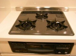 物件内観写真5　(グリル付き3口キッチン。)