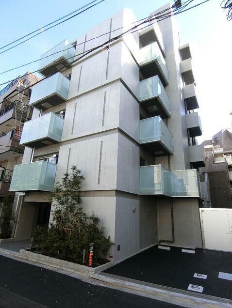 物件外観写真1　(鉄筋コンクリート造のがっちりとした建物。)