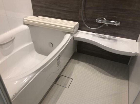 物件内観写真4　(追い焚き機能、浴室乾燥機付きバス。)