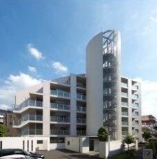 物件外観写真1　(鉄筋コンクリート構造のがっちりとした造り。)