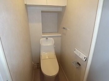 物件内観写真5　(温水洗浄便座。)