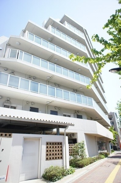 物件外観写真1　(鉄筋コンクリート造のがっちりとした建物。)