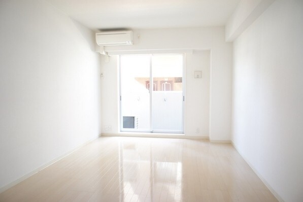 物件内観写真8　(明るい洋室！)