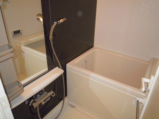 物件内観写真10　(追い焚き機能・浴室乾燥機付きバス。)