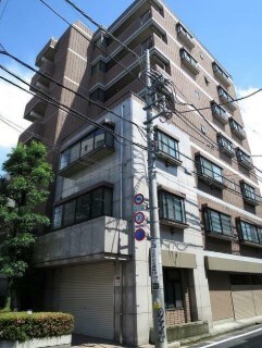 物件外観写真1　(鉄筋コンクリート造のがっちりとした建物。)